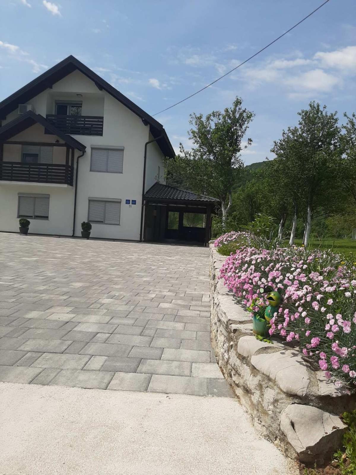 Apartments Paradise Licko Petrovo Selo المظهر الخارجي الصورة